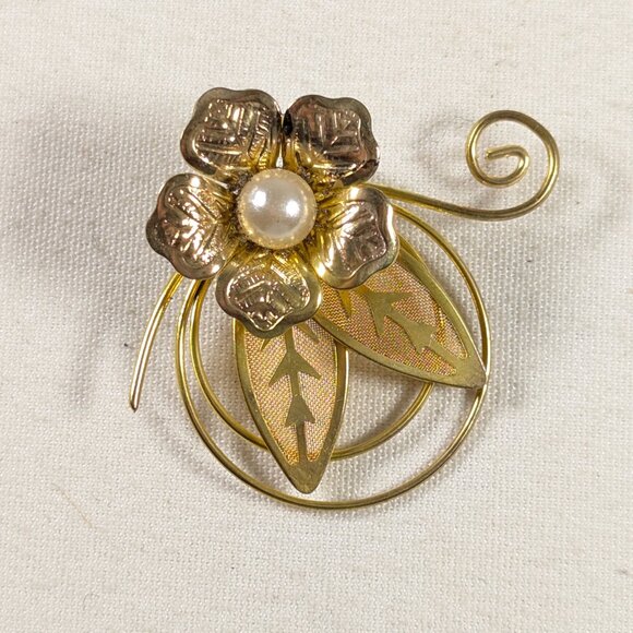 Flower brooch in gold toned metal, gift for mother - Picture 3 of 3